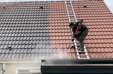 homme utilisant un karcher pour démousser une toiture
